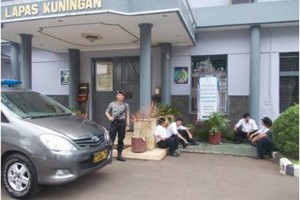 LP kelas II A Kuningan masih dijaga ketat petugas kepolisan Kuningan.